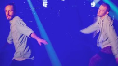Zalec, Slovenya - 1. Aralık 2017 Üç adam sadece dans etmiyor, aynı zamanda şovları sırasında akrobatik hareketler de yapıyorlar..