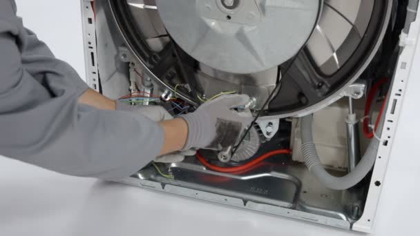 Reparador Cuidadosamente Removendo Cabos Elétricos Que Conectam Aquecedor Máquina Lavar — Vídeo de Stock
