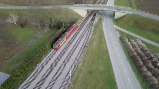 Vlak Jede Pod Mostem Obou Stranách Tratě Mnoho Polí — Stock video