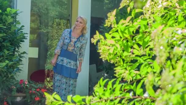 Mladá Žena Rozhlédla Jestli Někdo Přijde Vypadá Velmi Šťastně Čeká — Stock video