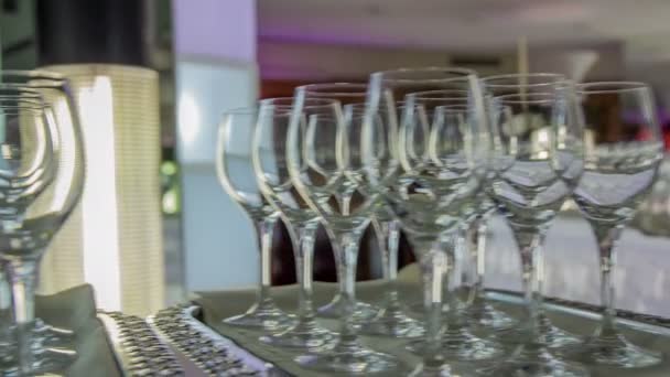 現代の銀製トレイに置かれた非常によく配置された標準的な赤ワイングラスの多く — ストック動画