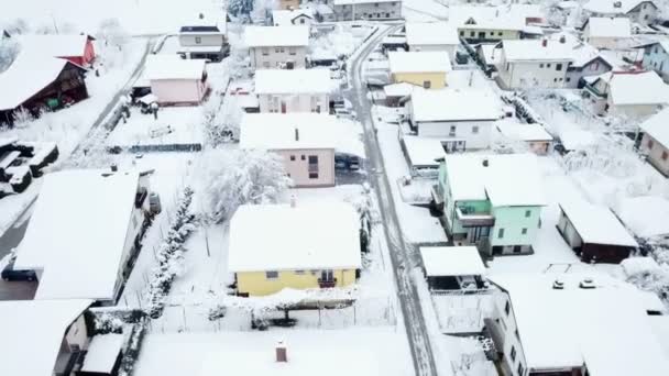 村の真ん中の狭い雪道 空中ショット 昨夜は雪が降っていた — ストック動画