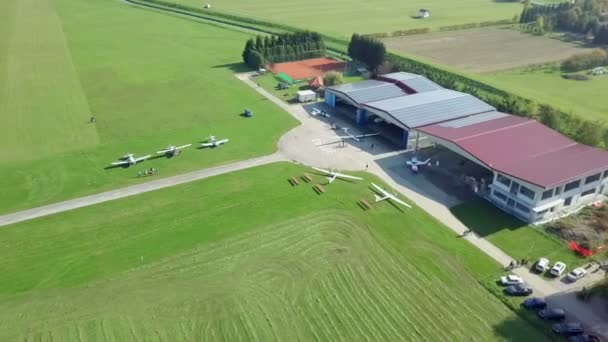 Images Aériennes Petit Aérodrome Rural Sur Champ Vert — Video