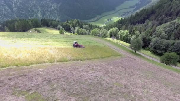 Beim Rasenmähen Mit Einem Spezialgerät Und Einem Traktor Geht Auf — Stockvideo