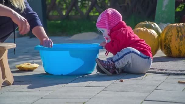Küçük Bir Kız Kendine Büyük Mavi Bir Kova Istiyor Annesi — Stok video