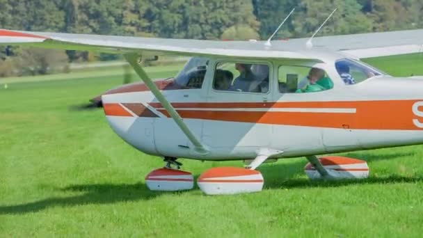 Ein Kleines Flugzeug Mit Nur Wenigen Passagieren Bord Setzt Seine — Stockvideo