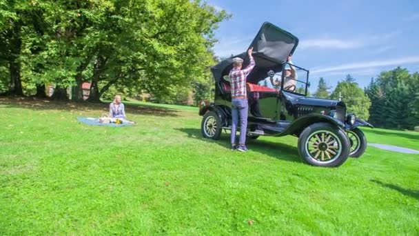 Adam Yavaşça Havada Eski Bir Arabanın Çatısını Kaldırıyorlar Güneş Parlıyor — Stok video