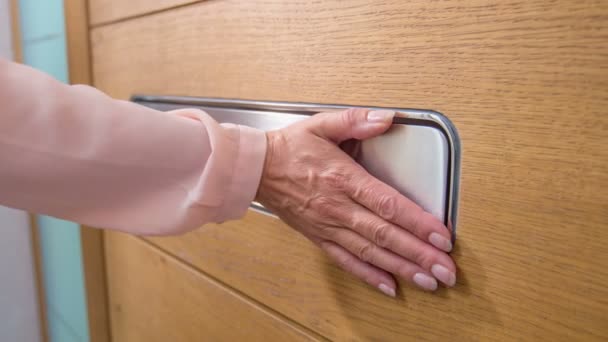 Primer Plano Imágenes Mujer Probando Puerta Lujo Tienda — Vídeos de Stock