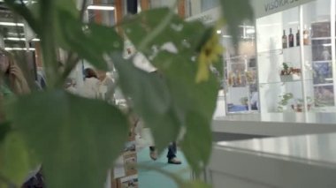 Gornja Radgona, Slovenya - 28. Ağustos 2017; Fuardaki standlardan birinde organizatör olan Agra 2017 Kızlar sıkılmış görünüyor ve daha fazla ziyaretçi bekliyor.