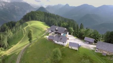 Muhteşem bir yerde büyük bir çiftlik. Hava görüntüsü. Her yerde güzel dağlar var..
