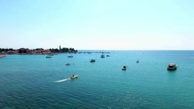 Deniz manzarası ve arka planda bir kasaba.