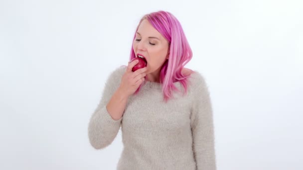Imagens Bela Jovem Mulher Com Cabelo Rosa Comendo Isolado Branco — Vídeo de Stock