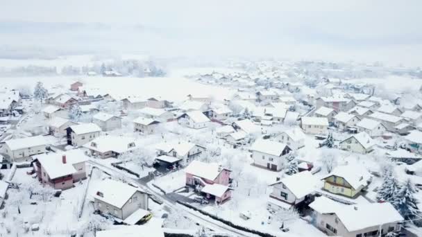 雪の夜の後の美しい白い村 上げられた救済マップ 空中ショット 冬の時間だ — ストック動画