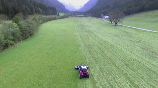 一个农民正在驾驶拖拉机 他需要在洛加尔山谷的一块大草地上割草 夏天是夏天 空中拍摄 — 图库视频影像