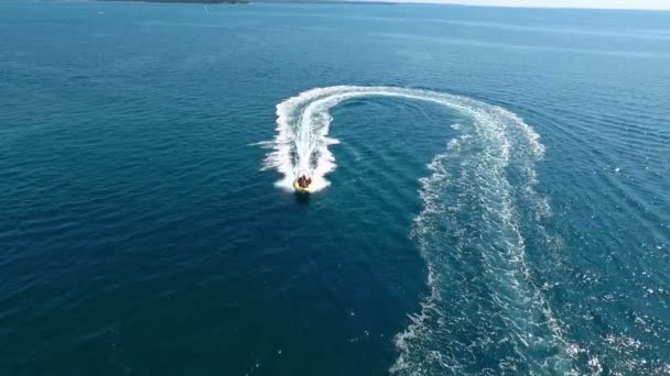 Gelbes Schnellboot Macht Eine Kehrtwende — Stockvideo