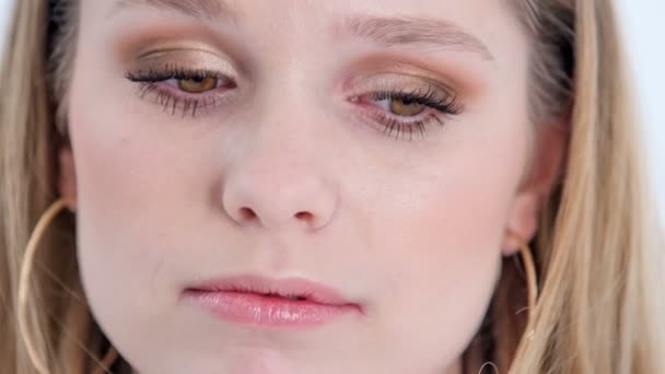 Gli Ombretti Sulle Palpebre Del Cliente Sono Bellissimi Suo Trucco — Video Stock