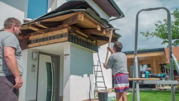 Anciano Con Pantalones Cortos Tratando Demoler Techo Con Ayuda Pico — Vídeos de Stock