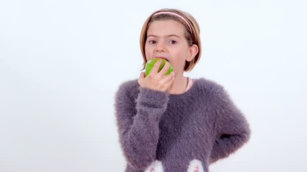 Material Archivo Hermosa Joven Comiendo Aislado Blanco — Vídeos de Stock