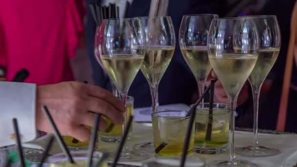 Barista Prende Elegantemente Bicchiere Pieno Champagne Delizioso Freddo Offre Ospite — Video Stock