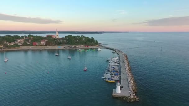 Piękne Miasteczko Kościołem Wybrzeżu Chorwacji — Wideo stockowe