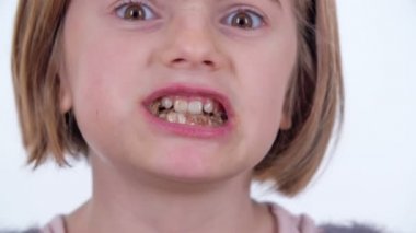 Güzel bir genç kızın beyazların üzerinde tek başına yemek yediği görüntüler.