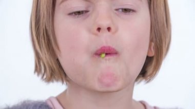 Güzel bir genç kızın beyazların üzerinde tek başına yemek yediği görüntüler.