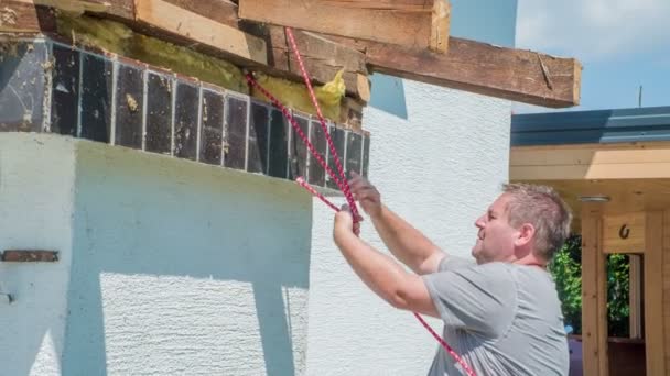 Junger Mann Befestigt Das Ausziehbare Seil Balken — Stockvideo