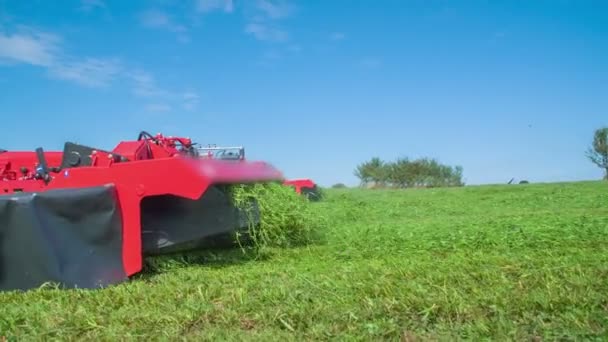 Grama Está Caindo Fora Máquina Quando Agricultores Estão Cortando Grama — Vídeo de Stock