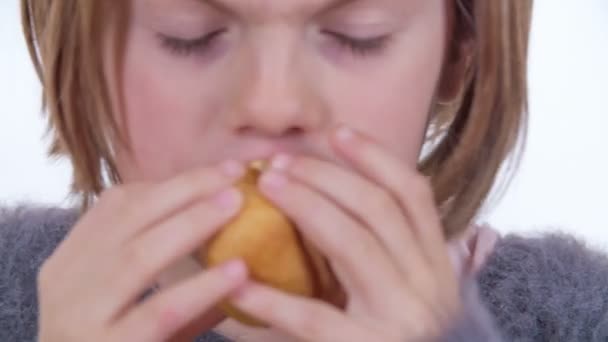 Молодая Девушка Откусывает Большой Кусок Хлеба Тогда Жует Еду — стоковое видео