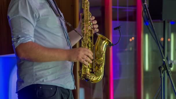 Jovem Macho Camisa Azul Claro Jeans Lenta Sensualmente Tocando Saxofone — Vídeo de Stock