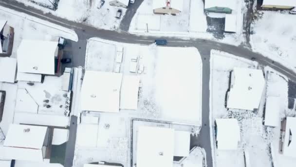 Nieve Cubierto Jardines Casas Este Pueblo Disparo Aéreo Invierno — Vídeos de Stock
