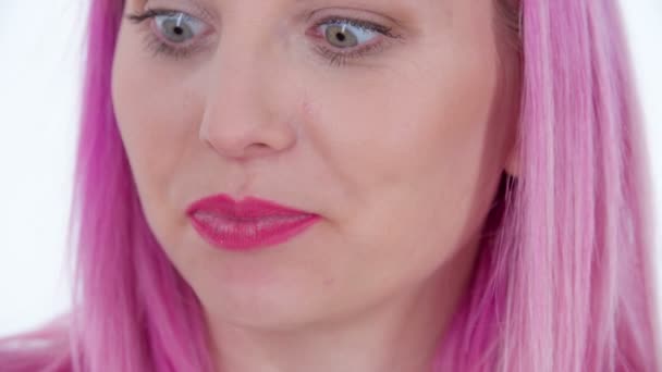 ピンク色の髪をした美しい若い女性が白い髪で隔離され — ストック動画