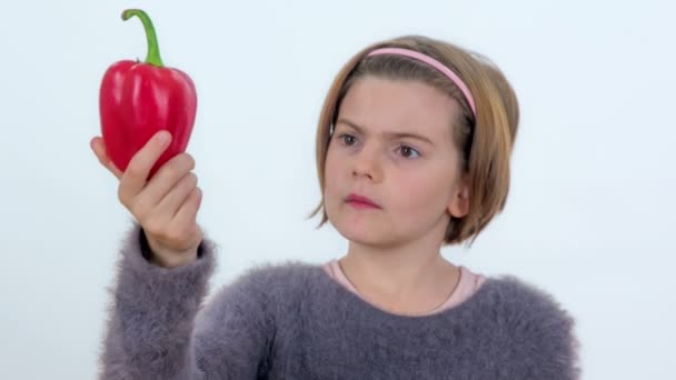 Кадри Красивої Молодої Дівчини Їдять Ізольовані Білому — стокове відео