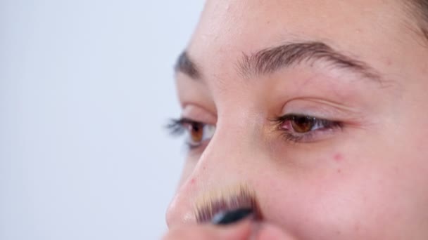 Metraje Mujer Que Tiene Maquillaje Estudio Profesional — Vídeos de Stock