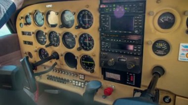 Kokpitteki bir pilot, uçak havalanmaya başlamadan önce mikrofonla konuşmaya başlar..