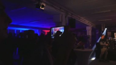 Zalec, Slovenya - 1. Aralık 2017 Birisi sahnede kendi gösterisi sırasında performans kayıt yapıyor. Etkinlikte bir sürü insan toplandı..