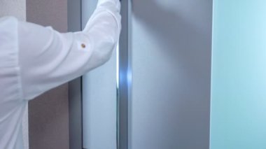 Dükkandaki lüks kapıyı test eden adamın yakın çekim görüntüleri.