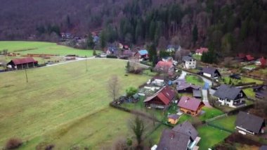 Sonbahar gününde küçük bir köy görebiliriz. Yağmur bir gece önce yağıyordu..