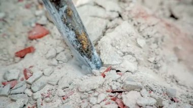 Kaya matkabının keskisi beton yapıyı tahrip ediyor. Yoğun güçle çalışıyor..
