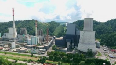 Slovenya Sostanj kentindeki yüksek bacaları çevreyi kirleten seçkin termoelektrik santrali.