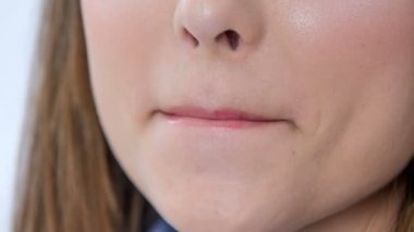 Makyajlı güzel genç bir kadının stüdyoda oturduğu görüntüler.