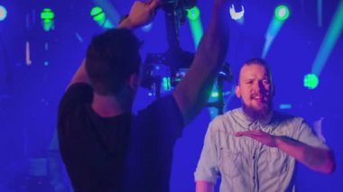 Zalec, Slovenya - 1. Aralık 2017 Kameraman dansçının performansını kaydediyor. Dansçılar performans büyük bir zaman yaşıyorsanız ve kendilerini zevk.