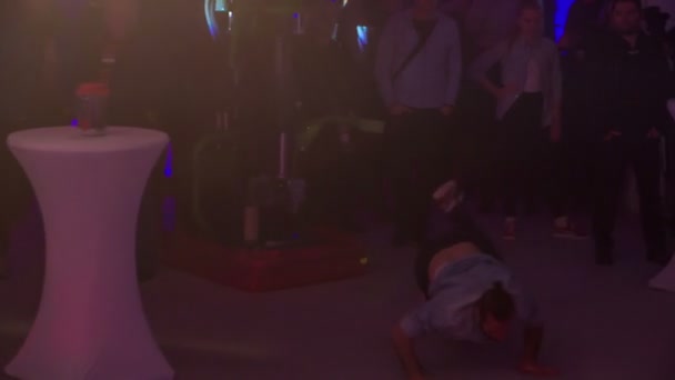ザレック スロベニア 2017年12月 ダンサーは大勢の人の前でクラブでフリースタイリングをしています 部屋は暗い 光のショーが起こっている — ストック動画