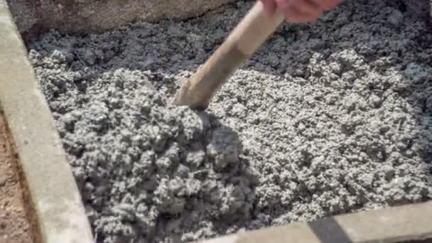 Beton Mit Hilfe Einer Hacke Gleichmäßig Kleinere Abgeschlossene Bereiche Einordnen — Stockvideo