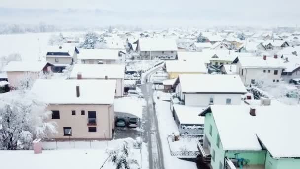 一人の若者が前の晩雪が降った後 道路を掃除している 空中ショット 冬の時間だ — ストック動画