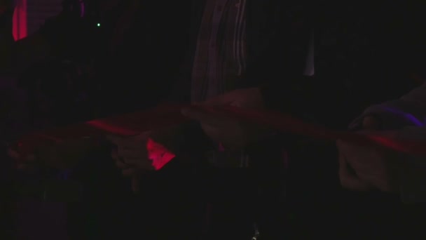 ザレック スロベニア 2017年12月 ゲストの前の部屋の真ん中に数人が立っていて 赤いリボンを切っています 開会式が行われています — ストック動画