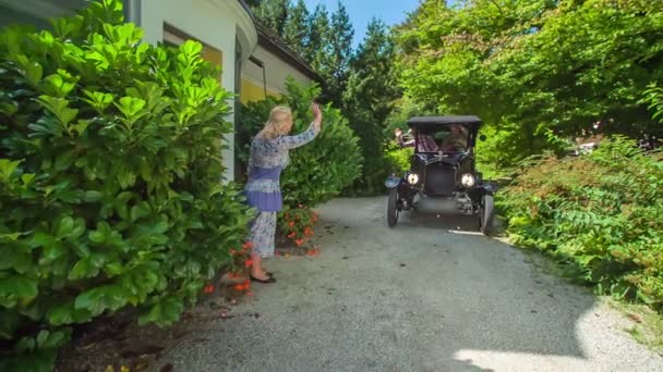 Eine Junge Frau Tritt Aus Dem Haus Und Sieht Ein — Stockvideo