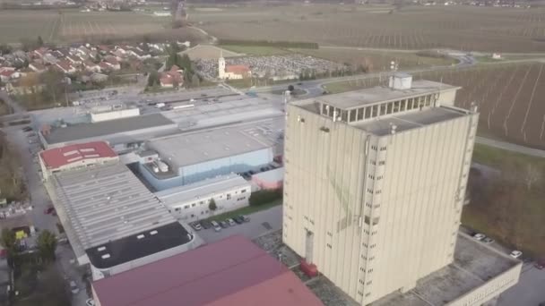 Hay Gran Edificio Amarillo Lado Una Fábrica — Vídeos de Stock