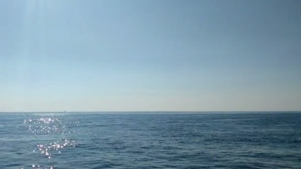 Birisi Yelkenli Tekneden Bir Adayı Gözetliyor Gün Işıl Işıl Parlıyor — Stok video