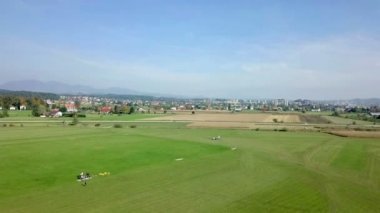 Yeşil alandaki küçük kırsal havalimanının hava görüntüleri